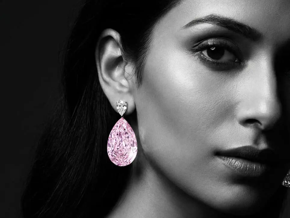 A model wearing a SimStar fancy pink pear-drop earring